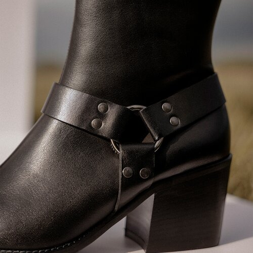 Eye-catching buckles in biker style turn simple boots into eye-catchers. Absolutely hip this season!